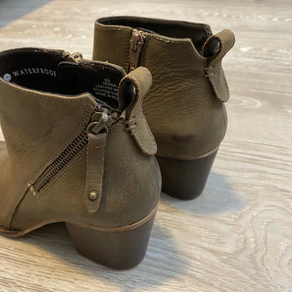 LIKE NEW Blondo waterproof ankle booties - Picture 5 of 12